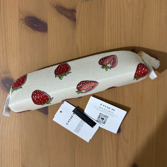 🍓Coach Pencil Case With Strawberry Print - Picture 4 of 10